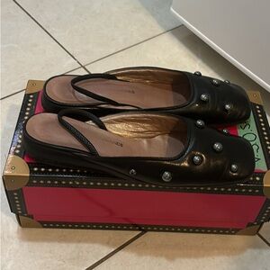 Size 8 woman’s flats